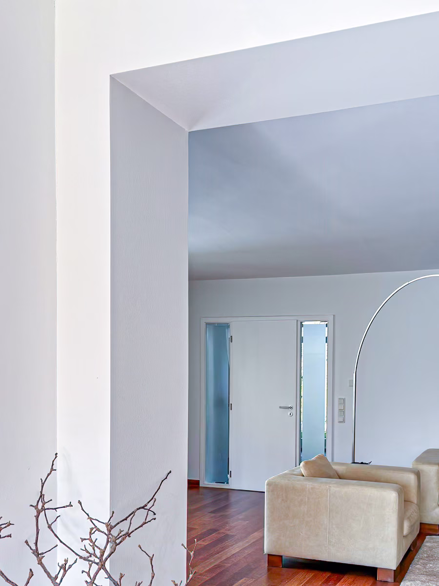 Heller stilvoller Raum nach Malerarbeiten und Gestaltung durch Abel Malermeister